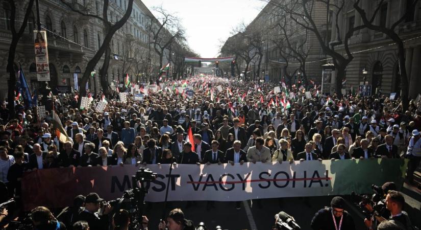 Magyar Péter megmutatta az ünneplő tömeg méretét