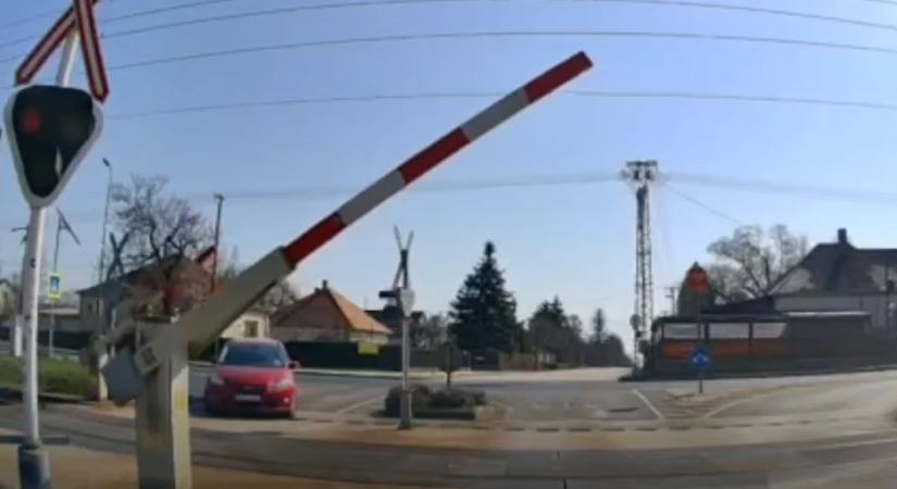 A rendőrök szeme láttára ment át a vasúti tilos jelzésen (videó)