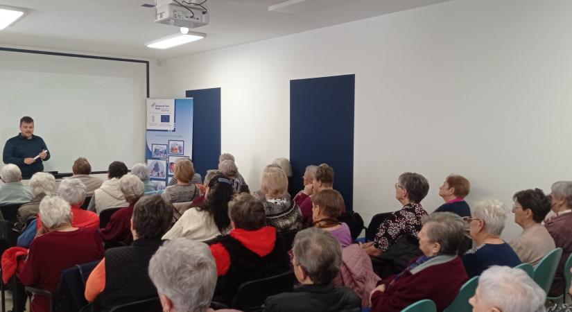 Demenciáról szóló filmvetítéssel indult a közösségi programsorozat Lábatlanon