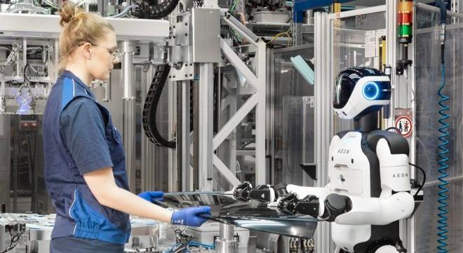 A BMW Group Németországban is rendszerbe állítja az első kísérleti humanoid robotot