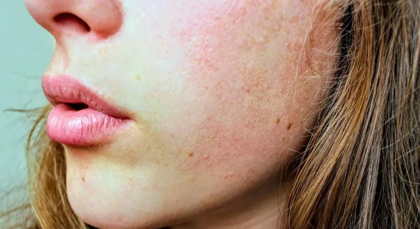 Reggelente egy másik ember néz vissza a tükörből: ezért tűnik el éjszakánként az arcod a hálószobában