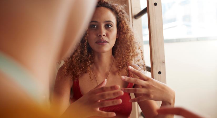 A pszichológusok szerint azok, akik folyton magukról beszélnek, ezt próbálják leplezni mások előtt