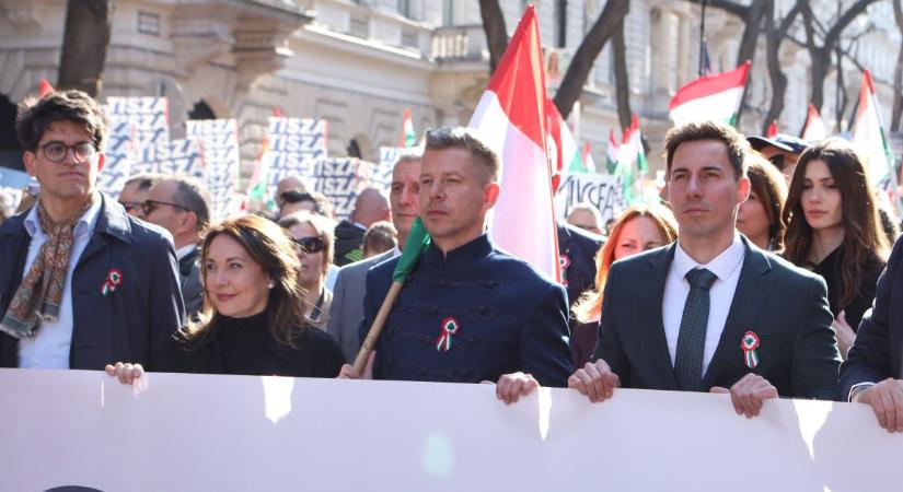 Provokáció lehetett az ukrán zászló kifeszítése a Tisza menetén