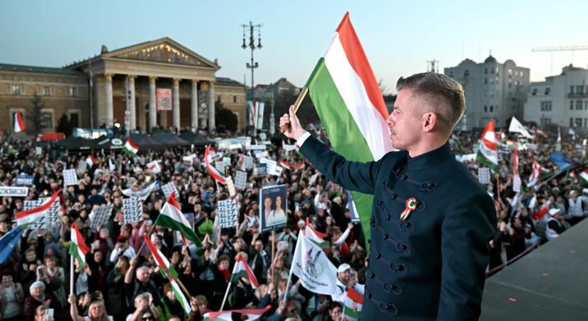 Magyar Péter közzétett egy videót a Nemzeti Menet vonulásáról, szerinte félmillióan voltak a tüntetésen