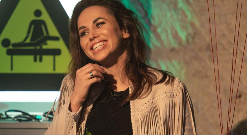 Valami nagyon nem stimmel a magyar címerrel Sáfrány Emese március 15-ei fotóján