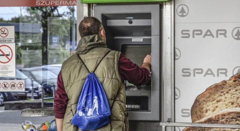 Rengeteg a szabad pénz a lakosságnál, ilyen akciókkal küzdenek érte a bankok