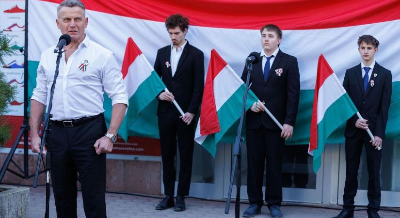 Felvonulással idézték fel a forradalom emlékét Tatán