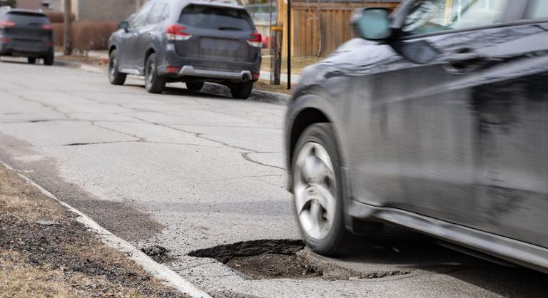 98 milliárd forintos krízis Budapesten, minősíthetetlen az utak állapota