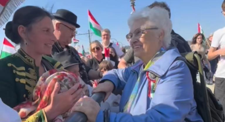 A Békemenetet sem hagyta ki Orbán Viktor édesanyja, több videóban is feltűnt