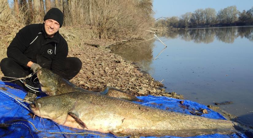 Azt hitte, elakadt a zsinór, de 8 perc múlva már az életéért kapaszkodott a csónakba a kecskeméti horgász – fotók