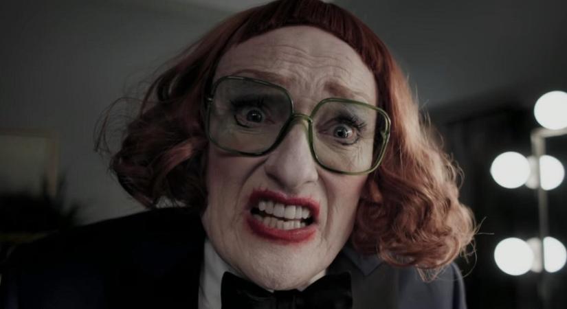 Az Oscar-gála zseniális felvezetőjében a házigazda a Fegyverek főgonoszának maszkírozva menekül filmeken át