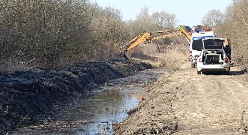 Rejtélyes holttestre bukkantak a kanálisban Nyíregyházán! (fotókkal)