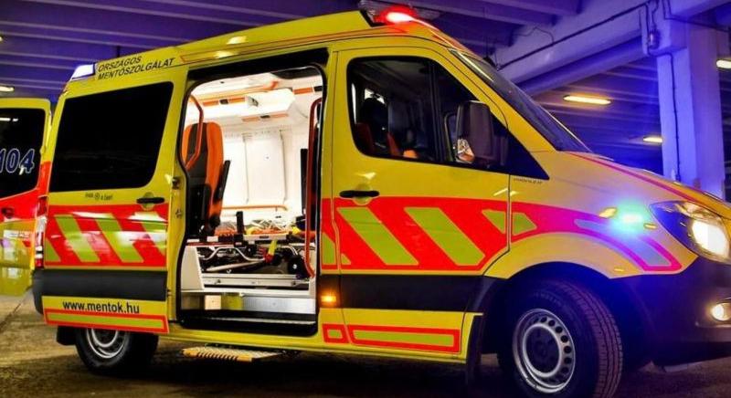 Horror Villánynál: kisbusz rohant a munkagödörbe, 10 súlyos sérült van