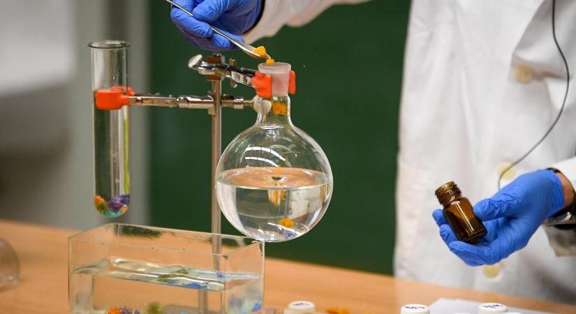 Egyre kevesebb a kémia-, biológia-, fizikatanár Magyarország, hét év alatt összesen 21 százalékkal csökkent a számuk