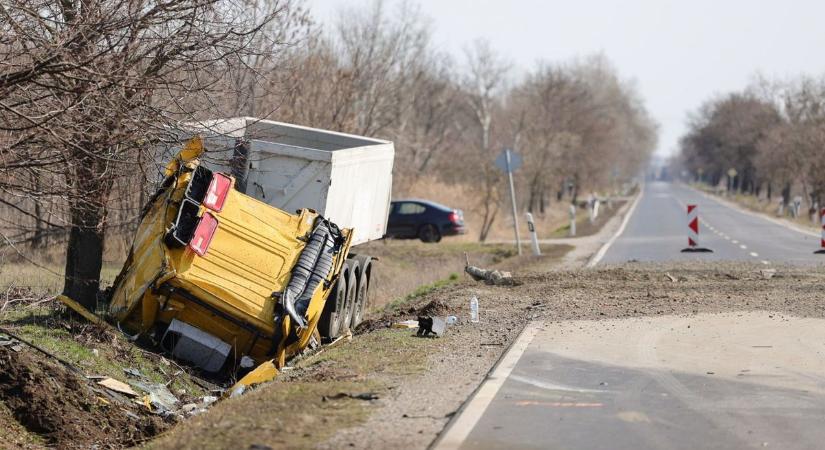 Súlyos baleset: személyautóval ütközött egy kamion Baténál