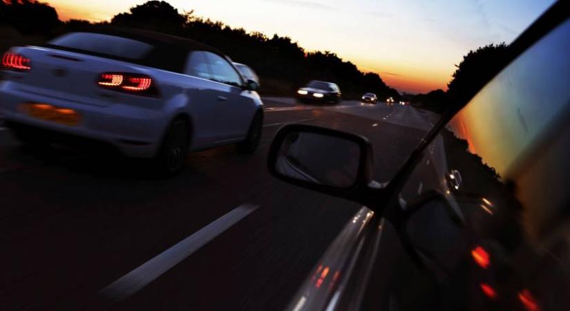 Kiakadt egy férfi a KRESZ-vizsga egy kérdésén: te tudtad volna a helyes választ?