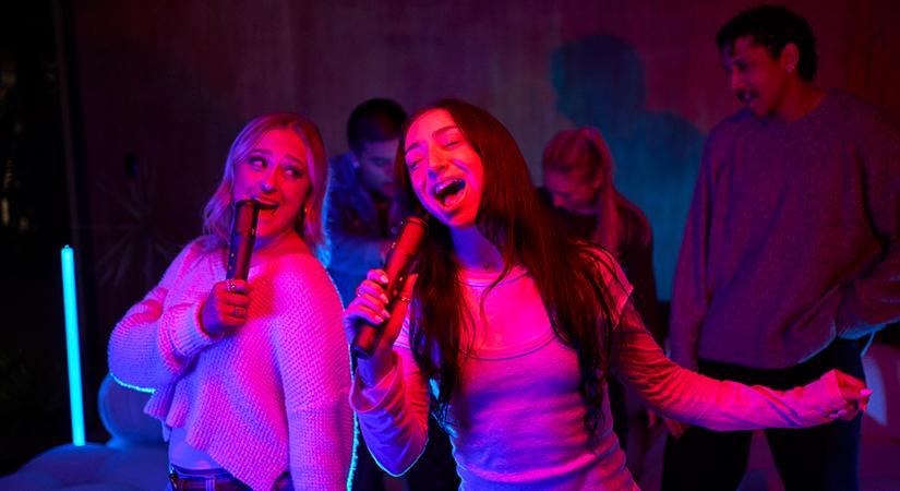 A JBL új mikrofonjai már MI-vel tuningolja az emberek hangját is