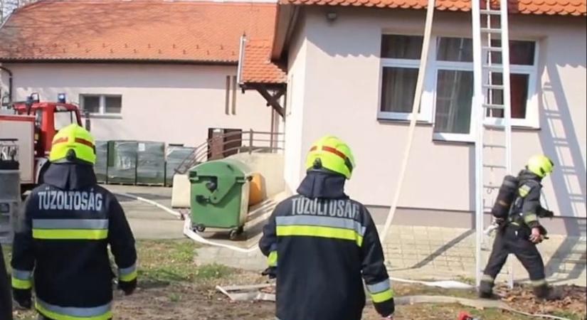 Tűz a mohácsi kollégiumban – négyen nem tudták elhagyni az épületet (VIDEÓ)