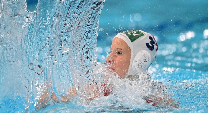 Modellnek áll? Csipkés melltartóban kapták lencsevégre a dögös magyar pólóslányt – kép