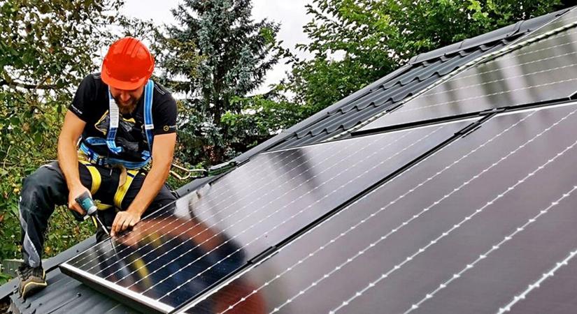 Vége az 5 forintos áramnak: Ötszörös pénzt fizetnek a magyar napelemeseknek a visszatáplált energiáért