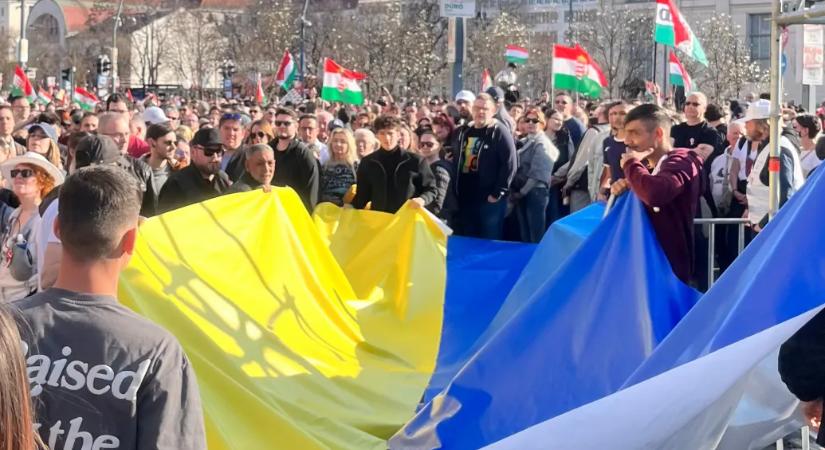 Magyar Péter szerint provokáció volt a Tisza rendezvényén megjelent ukrán zászló