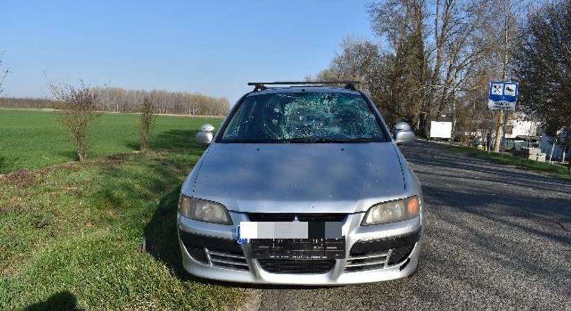 Vészfékezés lett a vége – motoros esett el egy teherautó mögött