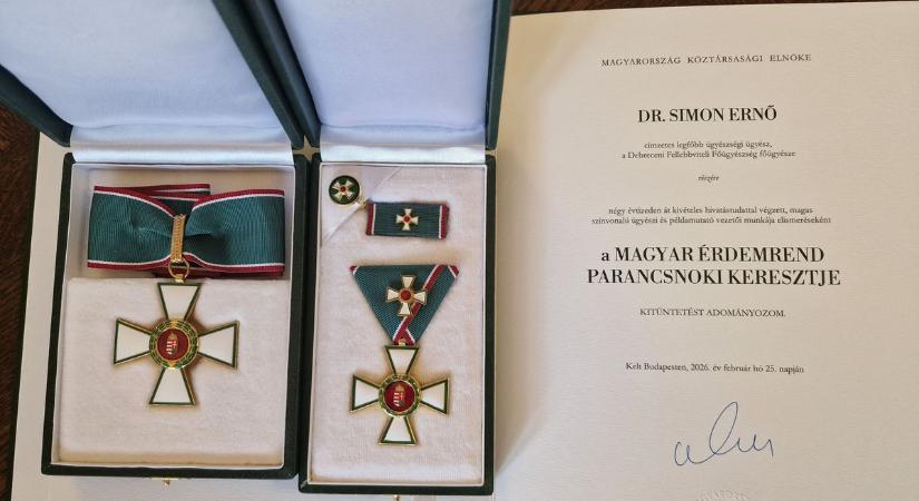 Rangos kitüntetést kapott a debreceni főügyész, évtizedes munkáját ismerték el!