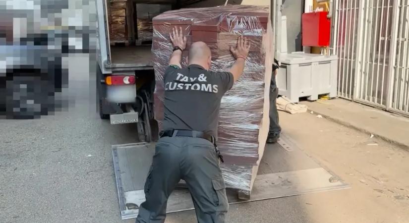 Hatmilliárd forintnyi hamis luxusruhával bukott le egy török kereskedő