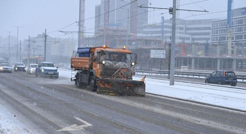 Még mindig nyögi a telet a budapesti városvezetés: Karácsonyéknak közel 100 milliárd kellene, hogy kijavítsák a fagykárokat