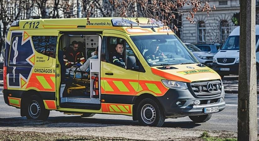 Súlyos buszbaleset Baranyában: Gödörbe hajtott egy jármű, tíz mentőegység a helyszínen