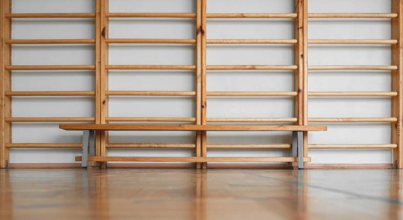 Vádat emeltek egy szegedi testnevelő tanár ellen, kéretlenül érintette meg egy diákját