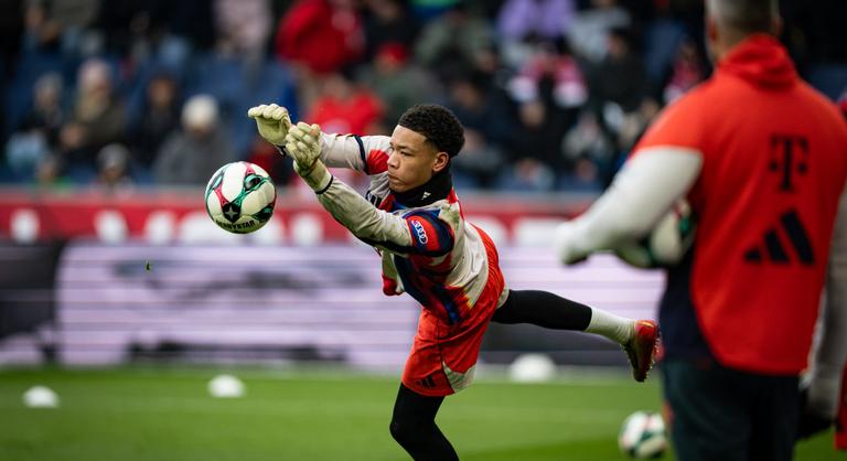 Elképesztő Bayern-balsors: 16 éves nyakigláb védhet a szerdai BL-meccsen