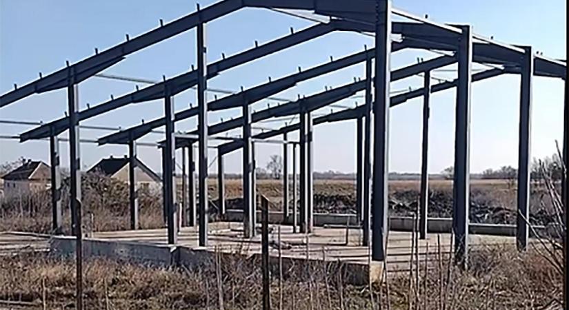Hadházy Ákos talált egy taktaharkányi hűtőházat, amelyre 180 millió forintot adott az EU, de a vázán kívül mást nem állítottak fel belőle