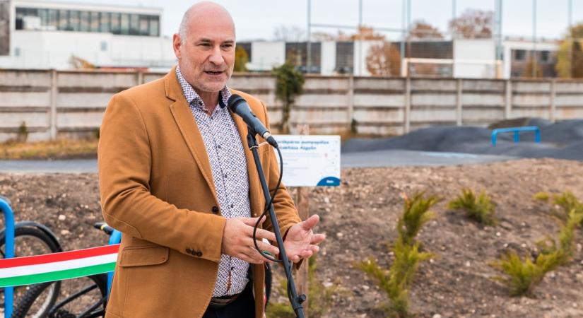 „Ez egy választási kamu, sajnálom a katonákat, akik parancsra itt bohóckodnak”