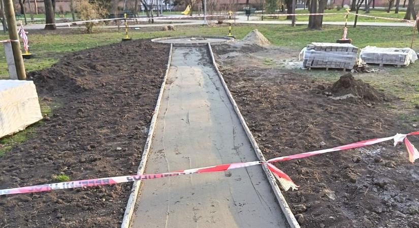 Hamarosan felavatják: különleges szobor készül a csongrádi parkban