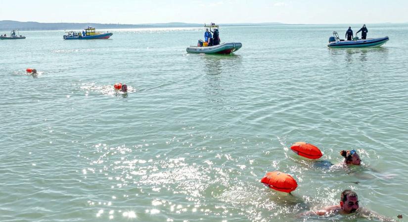 Nyolc fokos víz, kilenc fokos levegő – semmi nem állította meg az emberi rozmárokat a Balatonnál