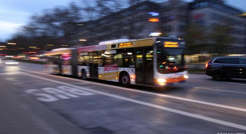 Németországban egy 15 éves fiú ellopott egy városi buszt, hogy elvigye egy körre a barátnőjét