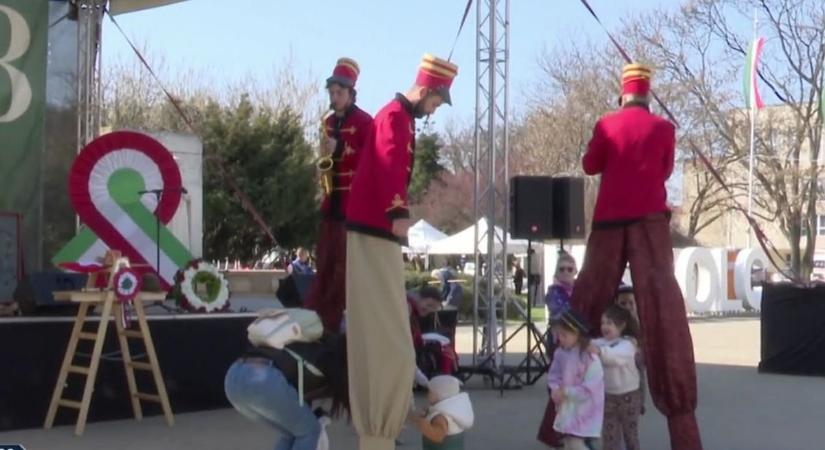 Gólyalábon táncoló huszárok és magyar zászlós golfpálya – ilyen látványos volt a március 15-i ünnep több városban