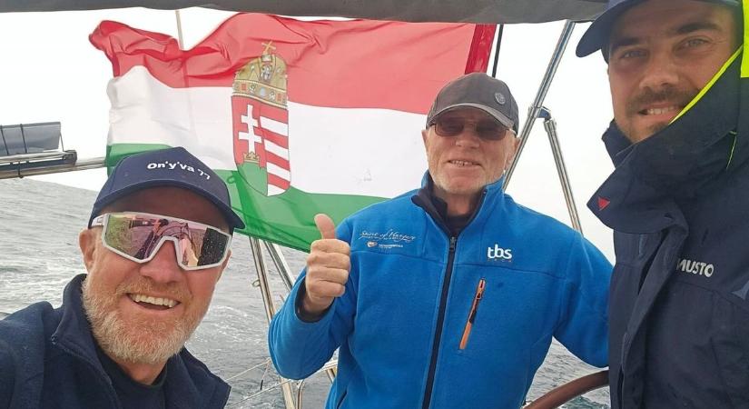 Nemzeti ünnep az Atlanti-óceánon, távol a hazától