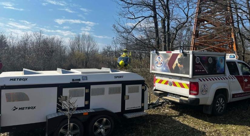 Mentőhelikopter szállt le a Bakonyban: életet kellett menteni a nehéz terepen (helyszíni fotók)