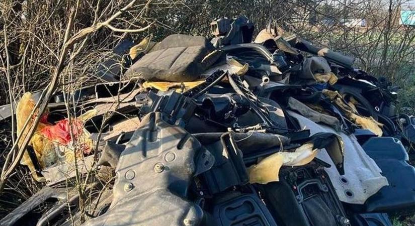 Illegális szemétlerakó nő a régi rumi vasút nyomvonalán – autós hulladék borítja a területet