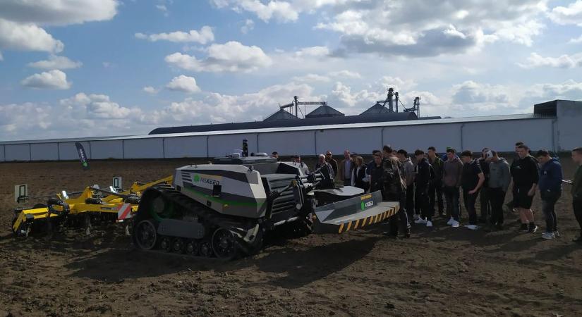 Robottraktort teszteltek a diákok Somogyban