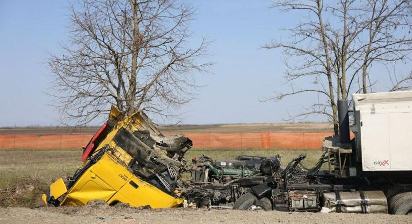 Árokban végezte egy kamion Hevesben, miután egy autóval csattant - helyszíni fotókon a roncs