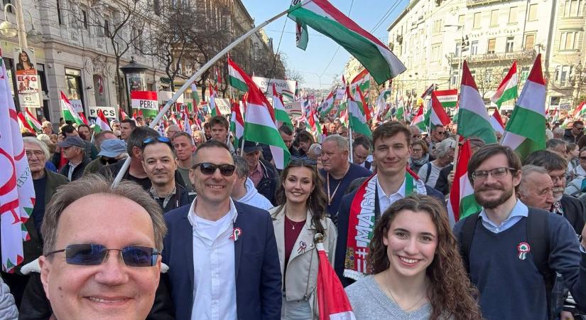 Hoppál Péter: „A béke és a biztonság mellett állt ki a tömeg a Békemeneten”