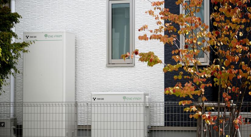 Váratlan bejelentés: határozatlan időre leállította a kormány a jelentkezést a 100 milliárdos napelemes akkumulátoros programra