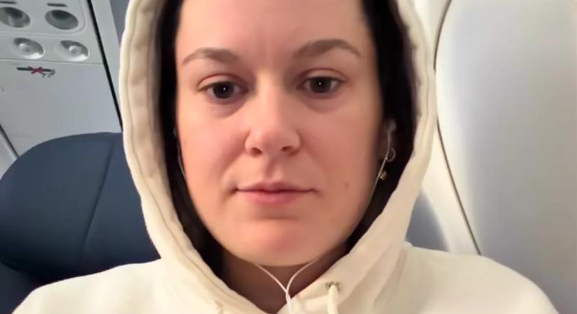 Kinyitja a chipset a nő a repülőn: amikor belenéz, nem hisz a szemének