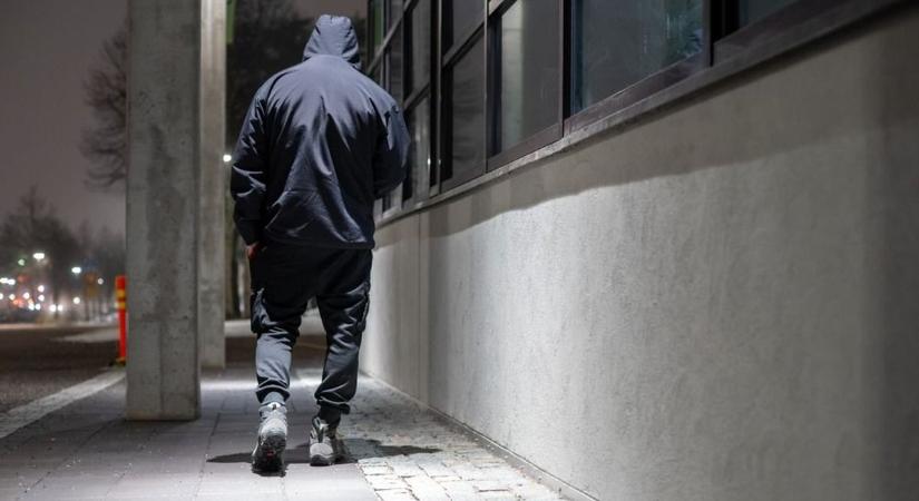 A nyílt utcán esett az élettársának egy férfi, acélbetétes cipővel a fejére is taposott