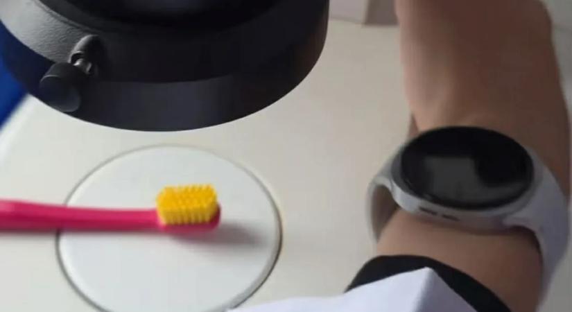 Ez garantáltan nem fog tetszeni! Mutatjuk, mi rejtőzik a fogkeféd sörtéi közt!