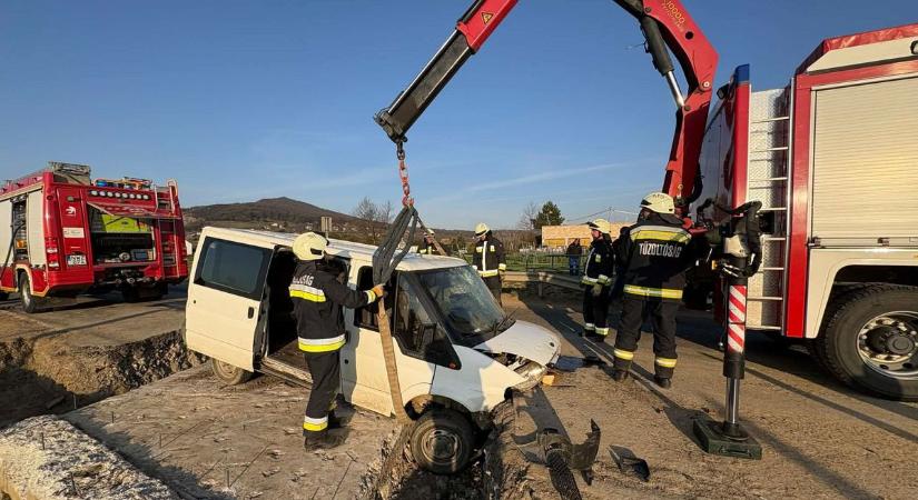 Hétfői buszbaleset: Mindenkit kórházba szállítottak, többen csonttörést szenvedtek (FOTÓK)