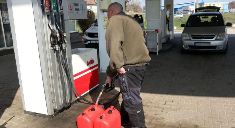 Kannába vele? Ötmillióra büntethetnek, ha többet tankolsz, mint amennyi a kocsidba fér